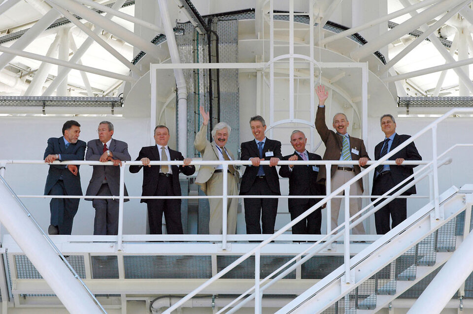 Representantes de la ESA, Director General del INTA y otros invitados de Honor Saludando desde la plataforma superior de la Antena