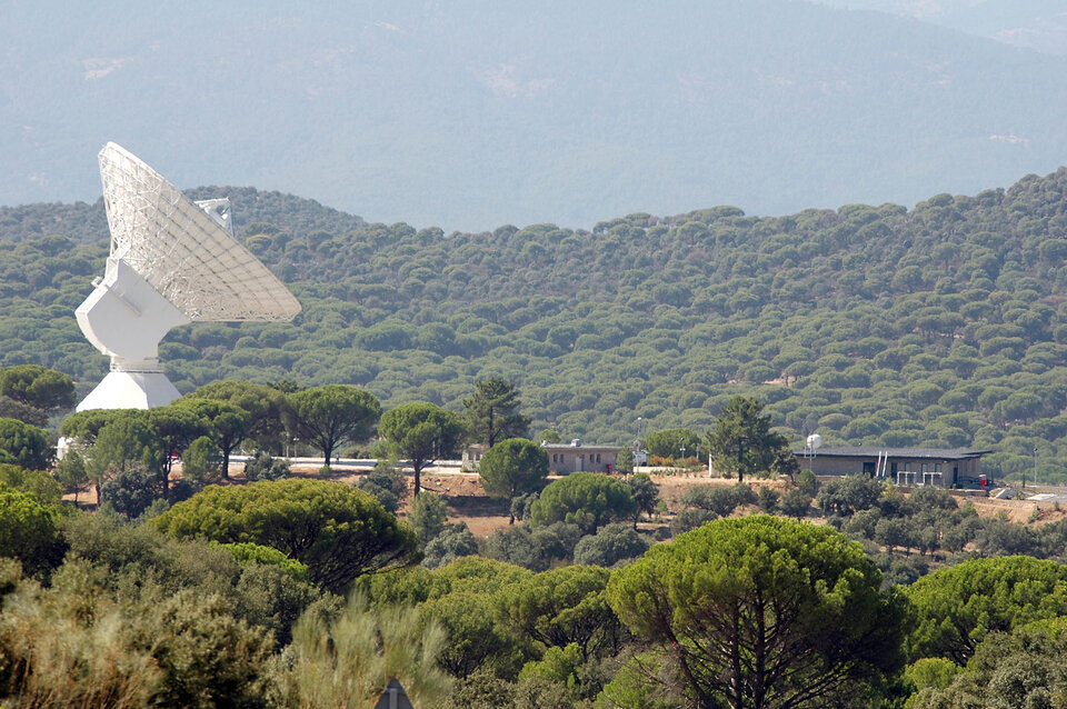 Die 35-Meter-Antenne der ESA (Deep Space Antenna 2) befindet sich 77 km westlich von Madrid, Spanien.