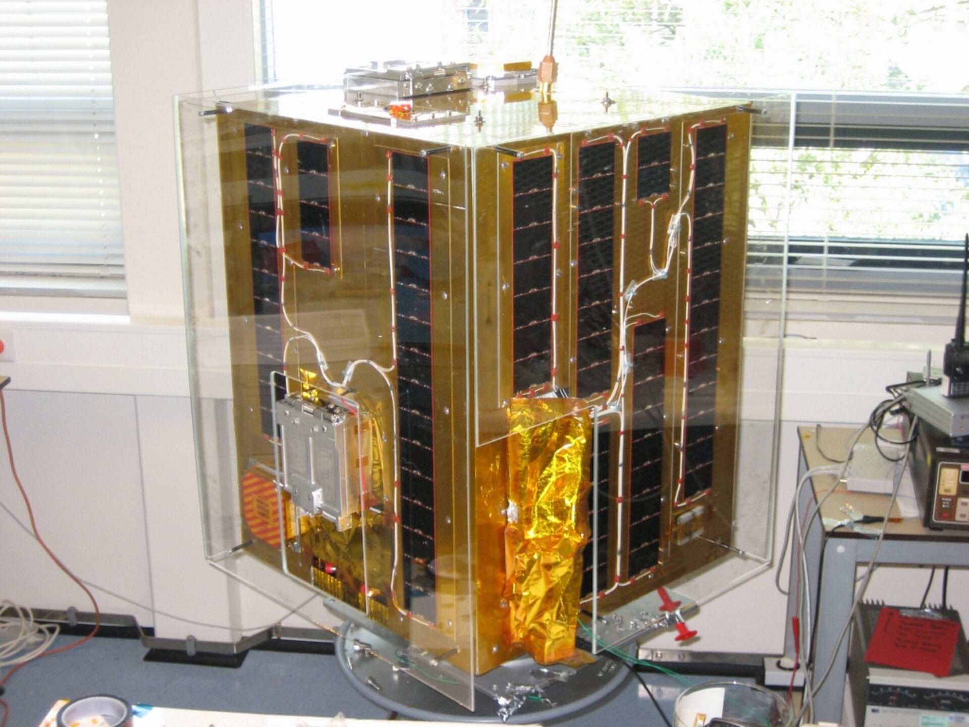 Le satellite SSETI Express, prêt au lancement, avec des couvertures de protection pour ses cellules solaires