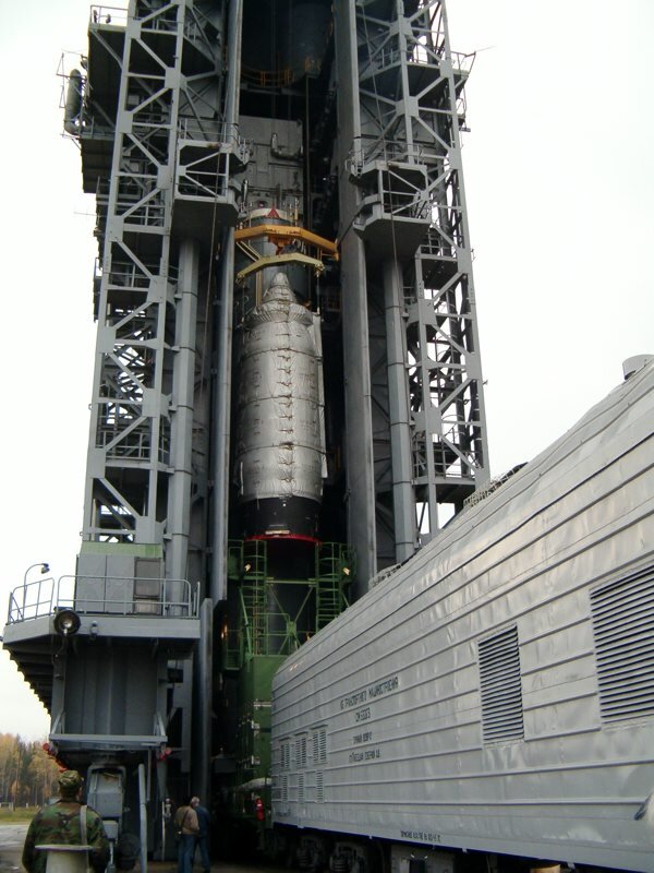 The upper composite is lifted on the tower