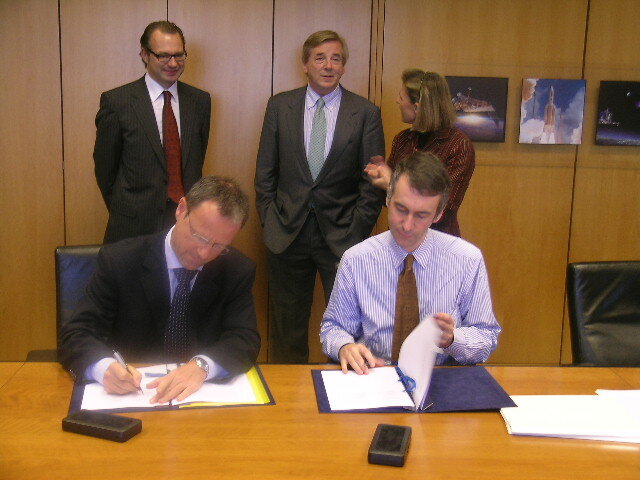 Volker Liebig firma l'accordo fra ESA e JRC