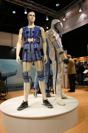 Blickfang auf der MEDICA 2005: Der Reha-Anzug „Regent“