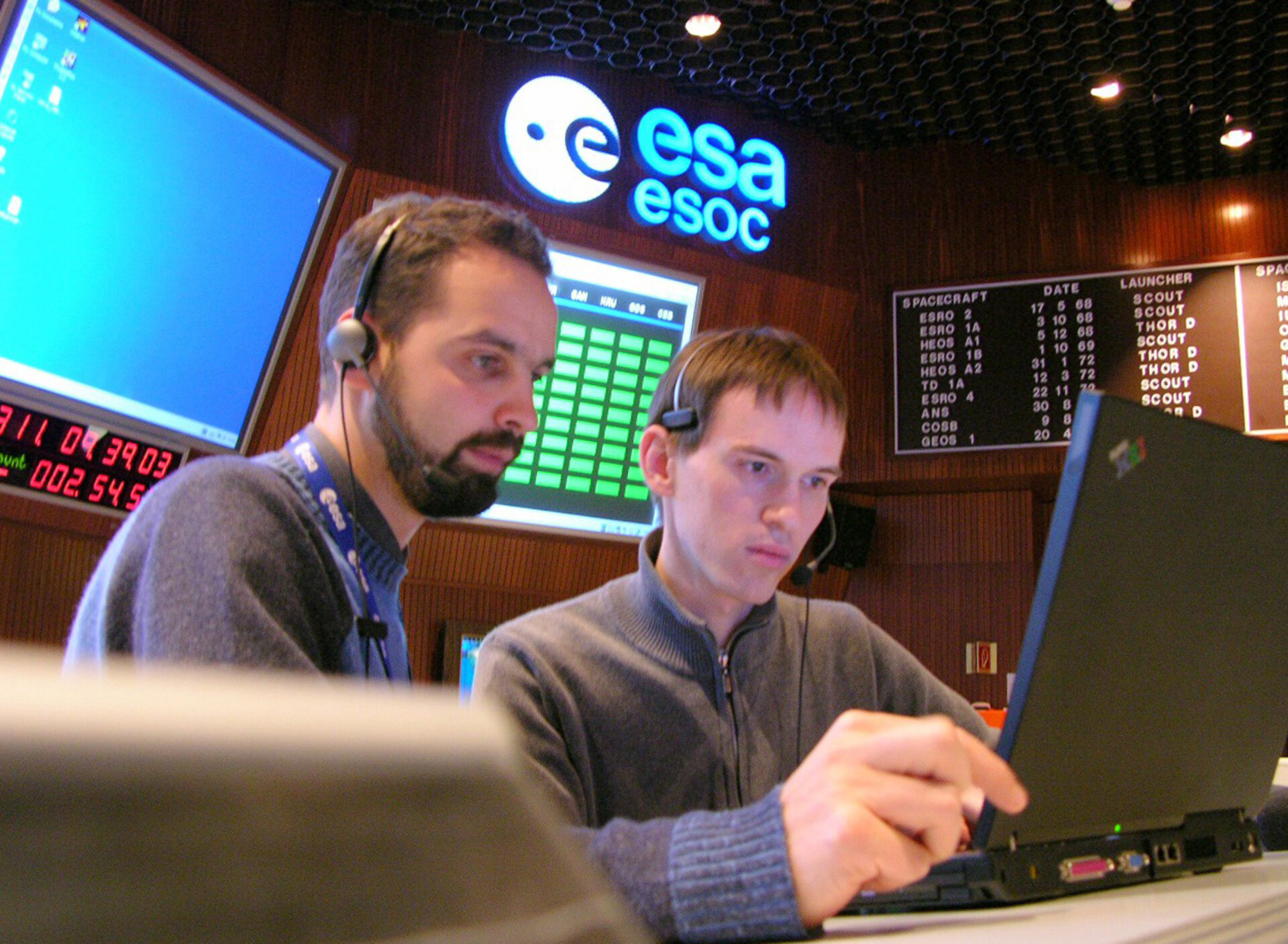 Bruno Sousa, à esquerda, e Christoph Steiger, à direita, no Main Control Room (MCR) do ESOC durante os testes antes do voo