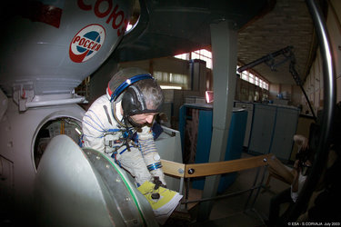 Thomas Reiter during a training session inside the Soyuz TMA simulator