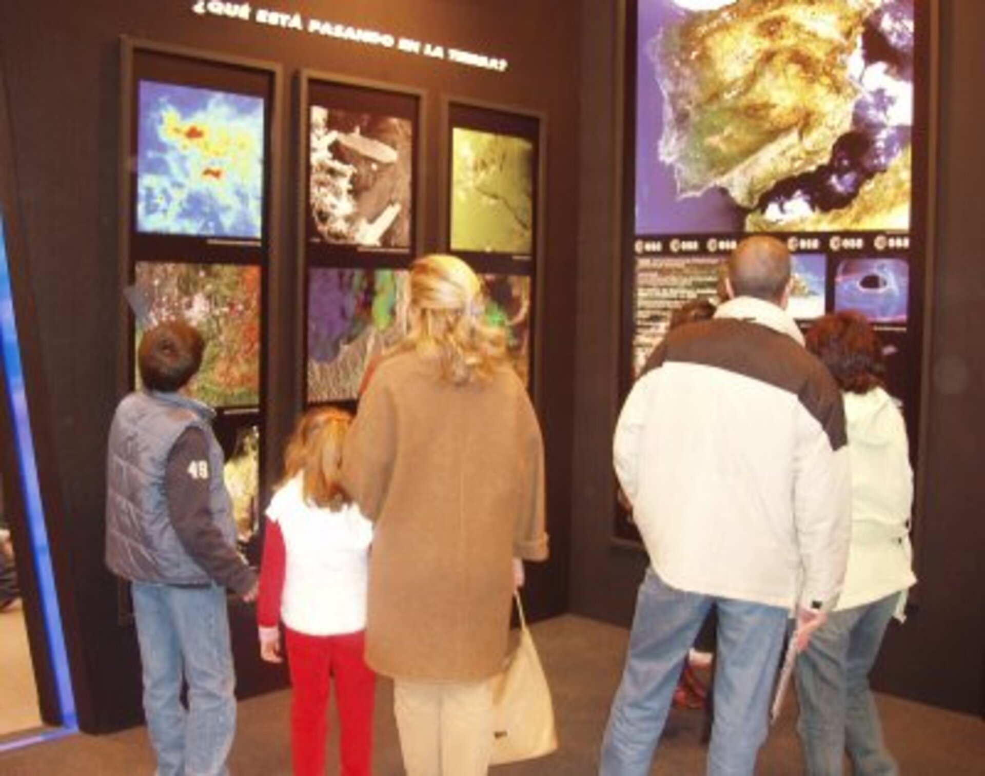 Publico visitando el stand de la ESA