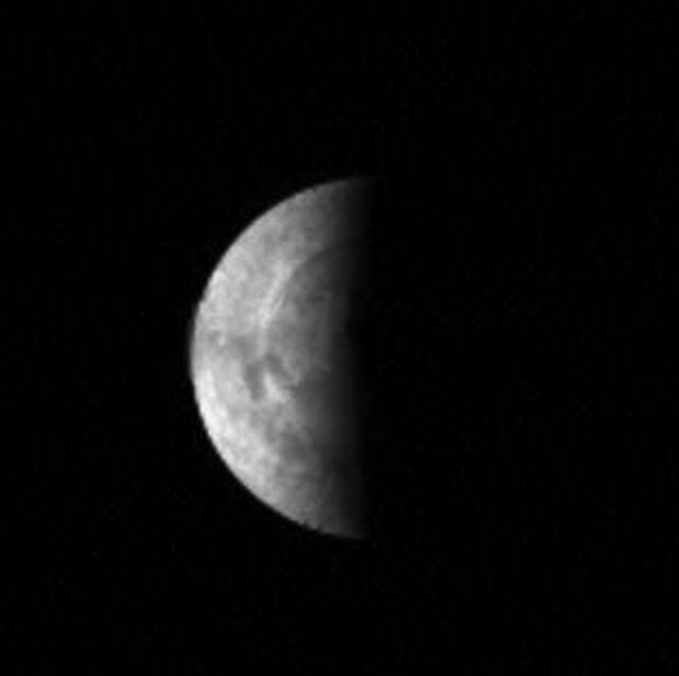 Imagen ultravioleta de los lados diurno y nocturno del polo sur de Venus