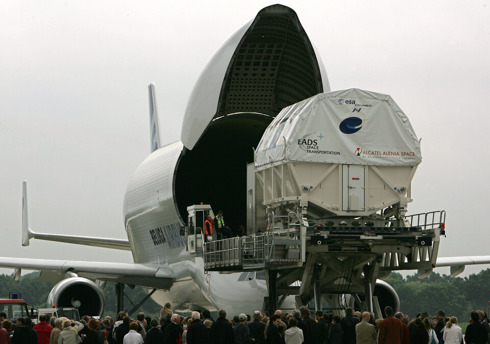 L’inizio del viaggio: il Columbus è caricato in un Airbus A300-600 'Beluga' per carichi pesanti all'aeroporto di Brema
