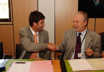 Signature of CVA hosting agreement