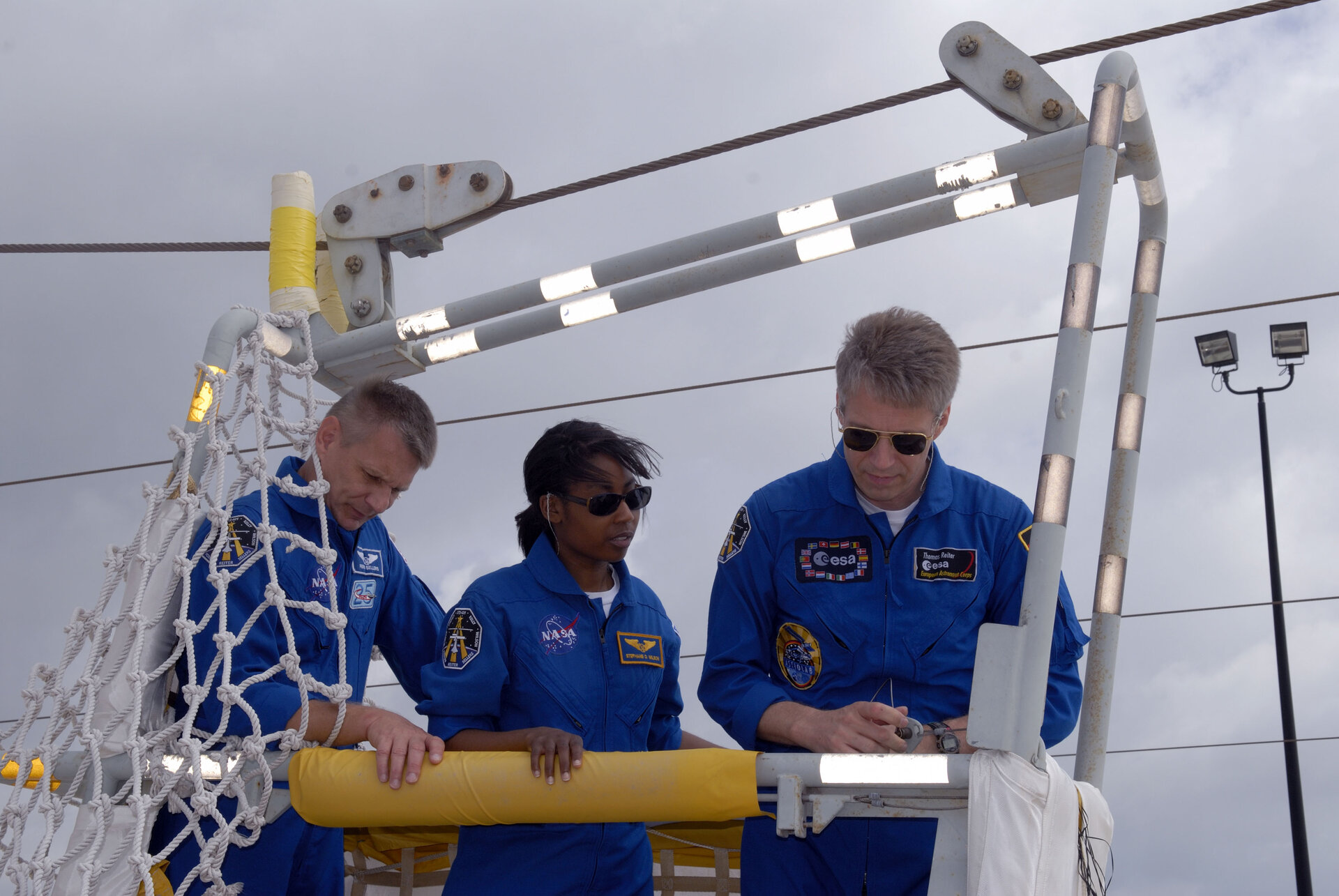 STS-121 crew train to use the slidewire basket at Launch Pad 39B