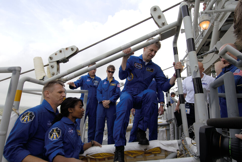 Thomas Reiter climbs into the slidewire basket on Launch Pad 39B