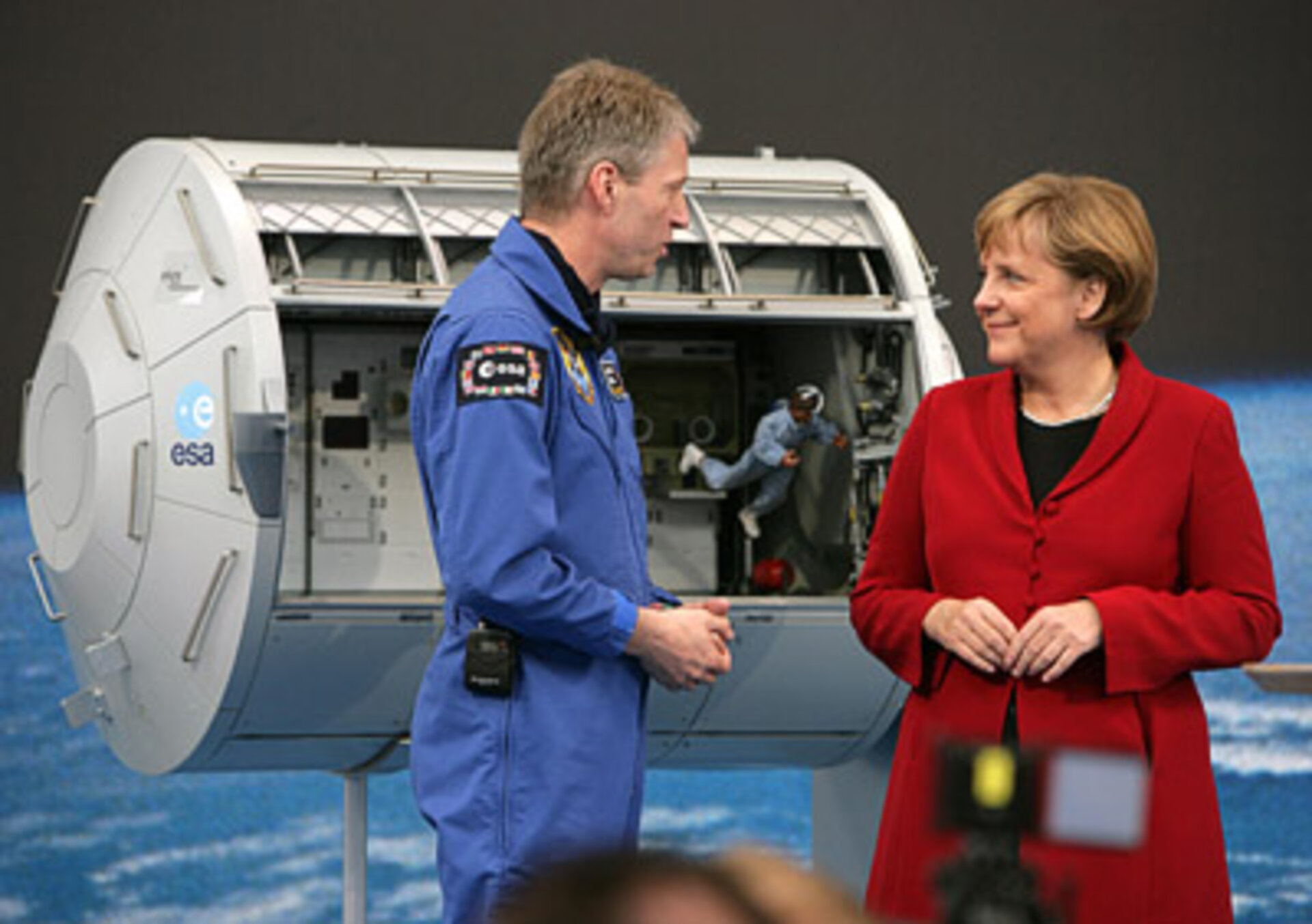 Astronaut Thomas Reiter and German Chancellor Angela Merkel