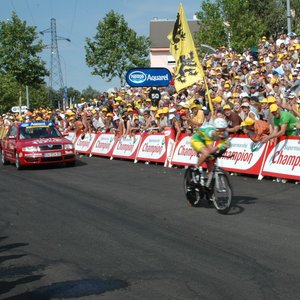 Floyd Landis approaching Montceau-les-Mines