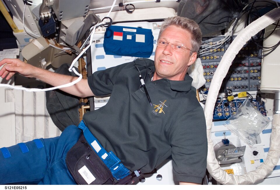 Thomas Reiter floats on the middeck of Space Shuttle Discovery