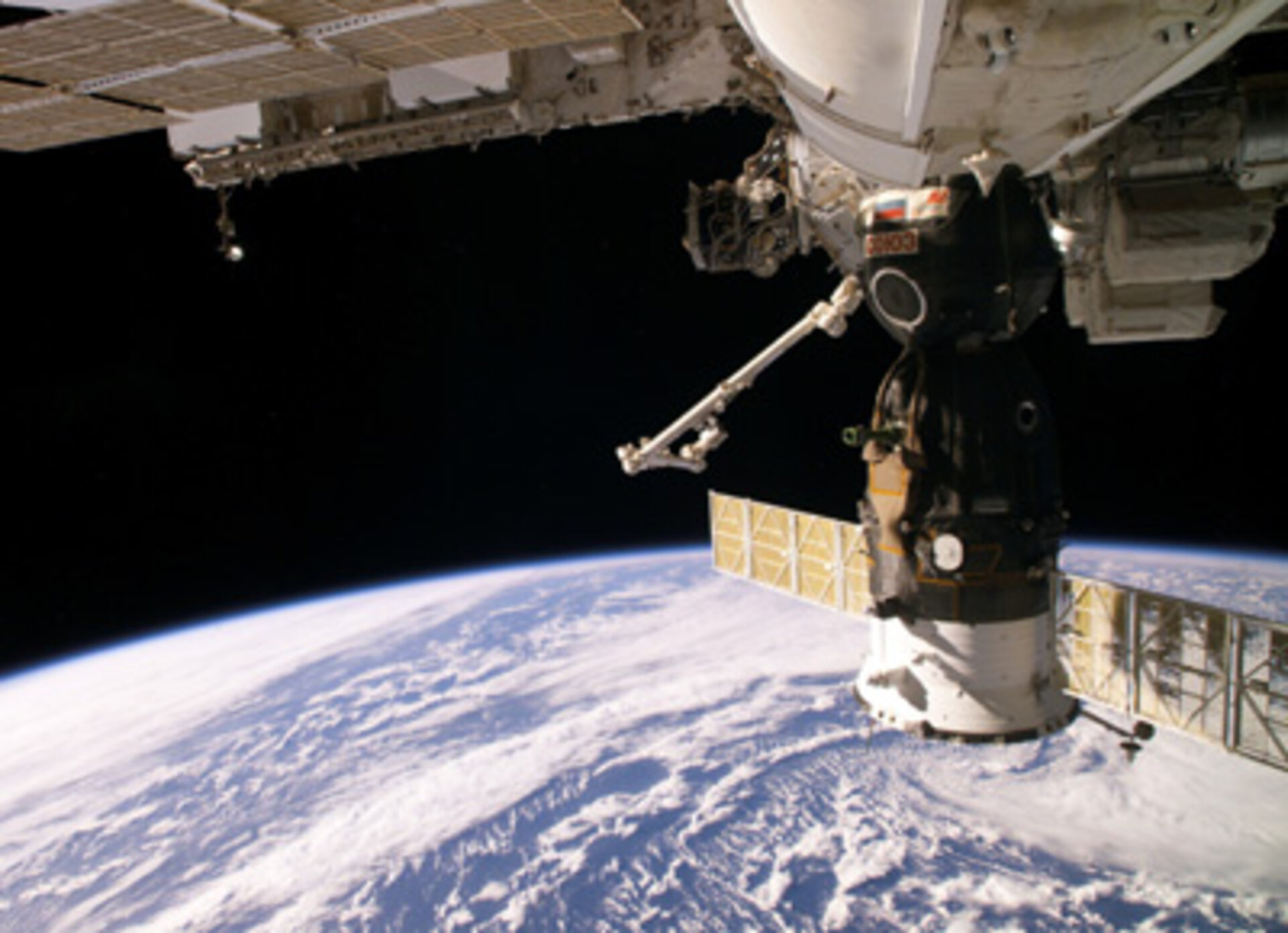 ISS mit einem angekoppelten Sojus-Raumschiff