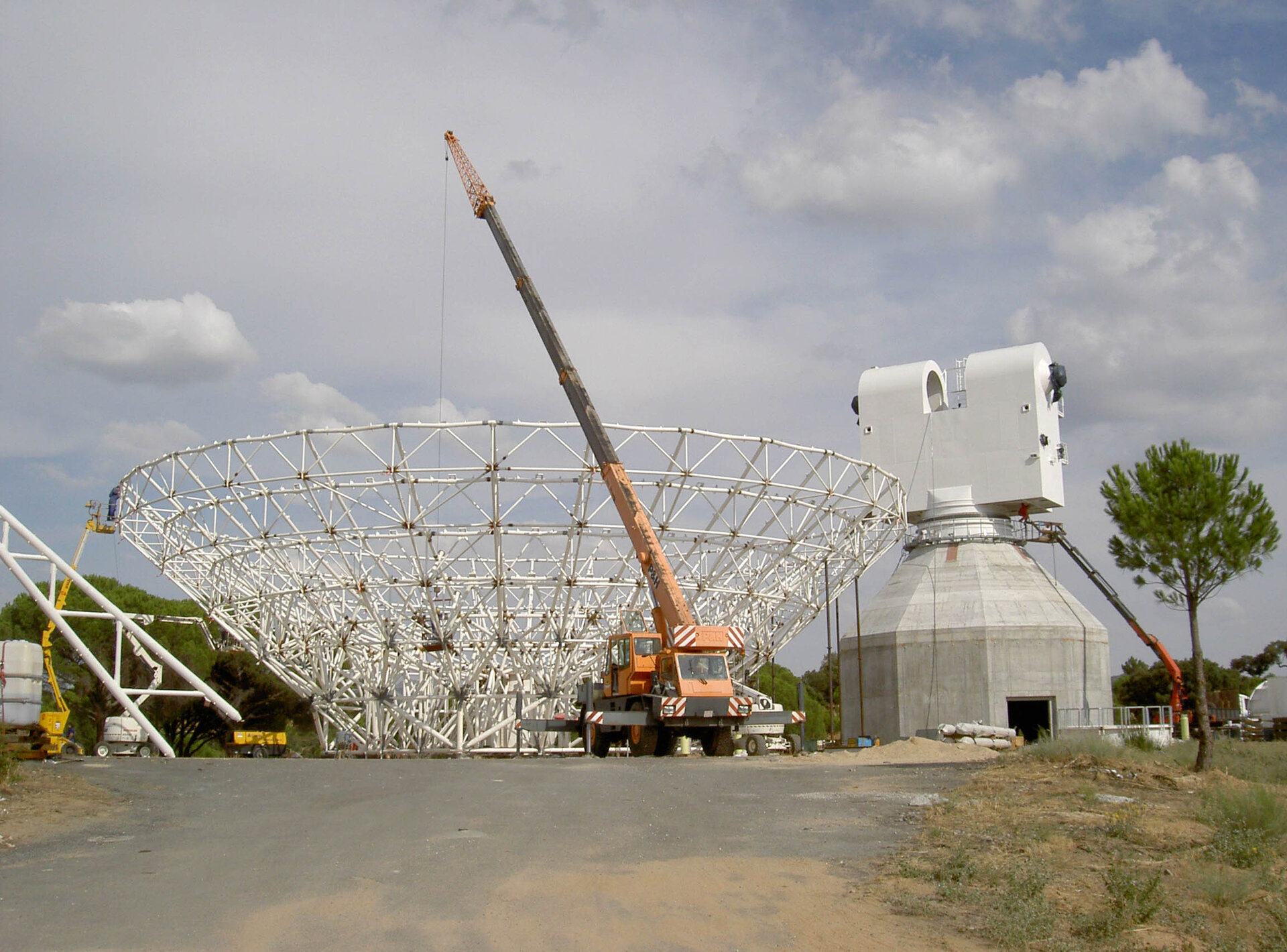 Cebreros Antenna - Mounting the azimuth cabin