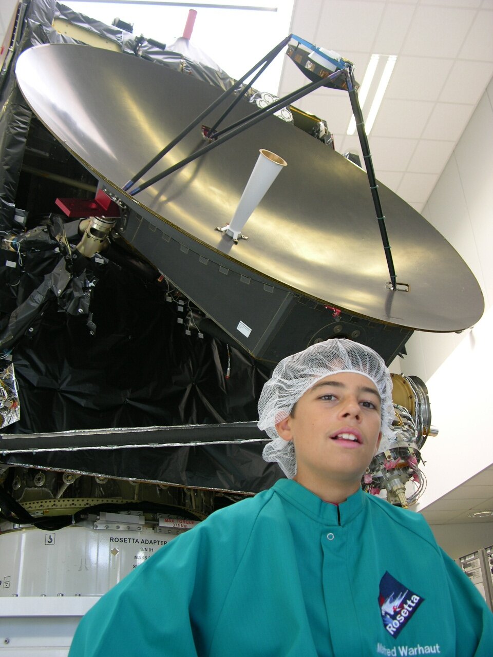 Em frente ao modelo do satélite Rosetta