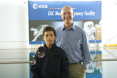 O vencedor do concurso com o astronauta da ESA Claude Nicollier