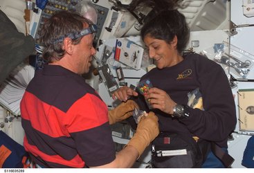 Christer Fuglesang and Sunita Williams prepare a meal