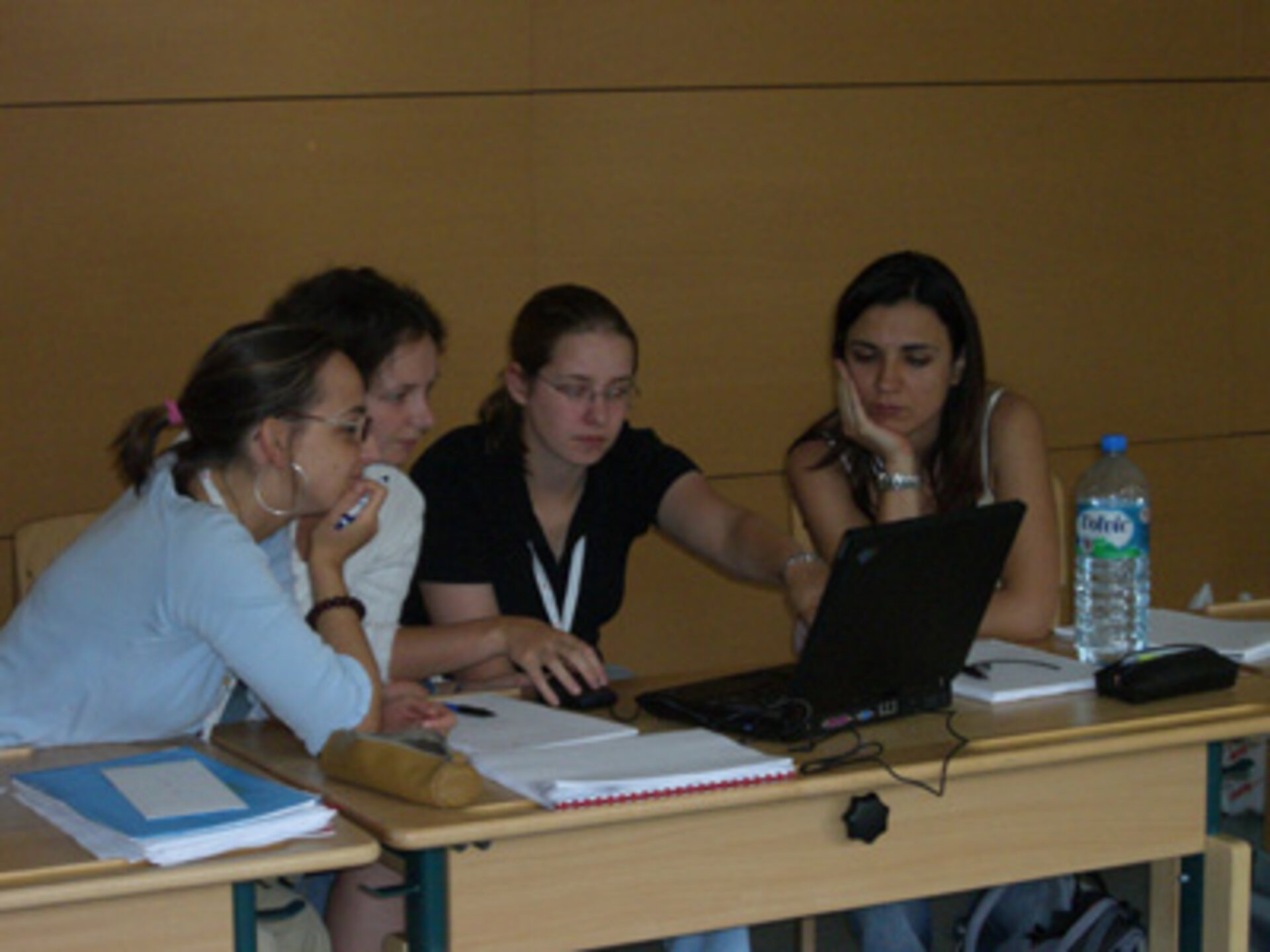 In Workshops tüfteln die jungen Forscherinnen und Forscher an Missionsentwürfen