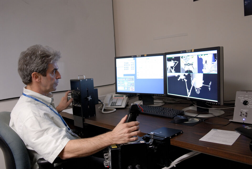 Léopold Eyharts during training session with Shuttle robotic arm