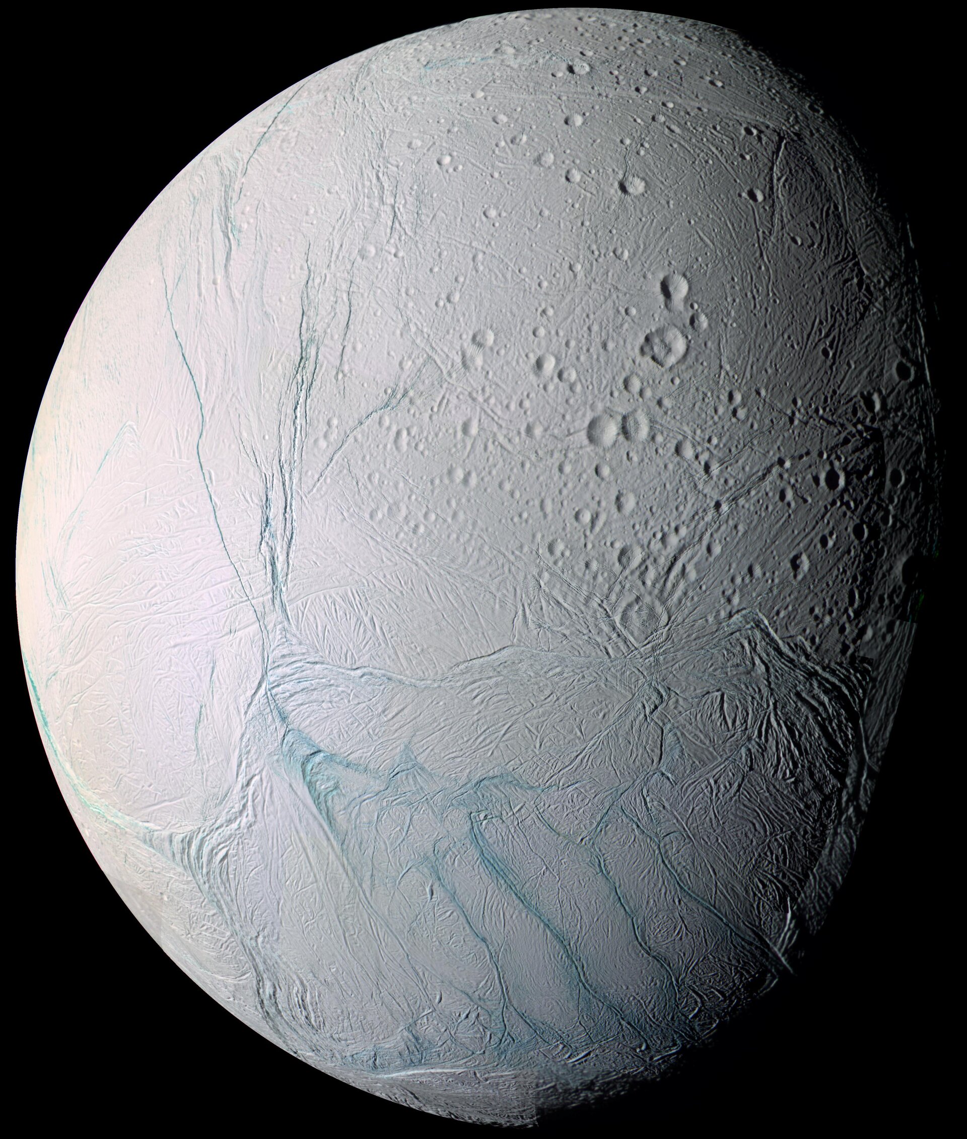 Krátery na měsíci Enceladus a jeho komplexní zvrásněný terén