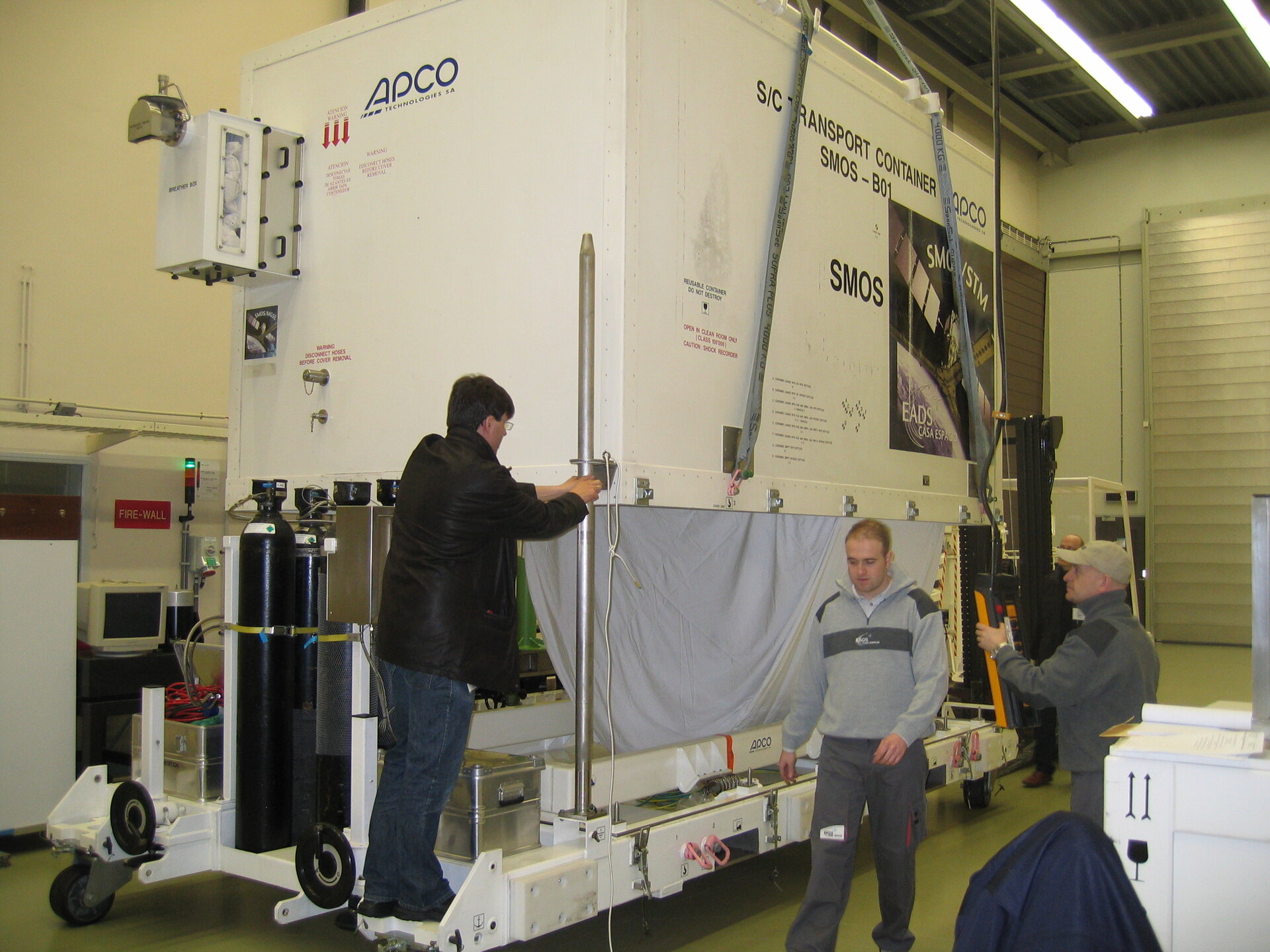 Unloading SMOS payload in ESA-ESTEC