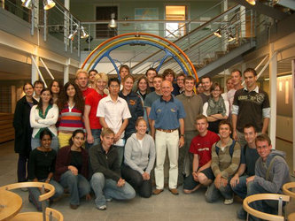 Studenterna från 2006 års klass samlade runt ESA-astronauten Gerhard Thiele