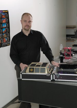 Fredrik Bruhn  med ett exempel på företagets mikroteknik ­en satellit som får plats i een väska