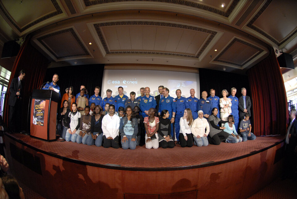 Astronauts together with students of the 'Jules Verne''school