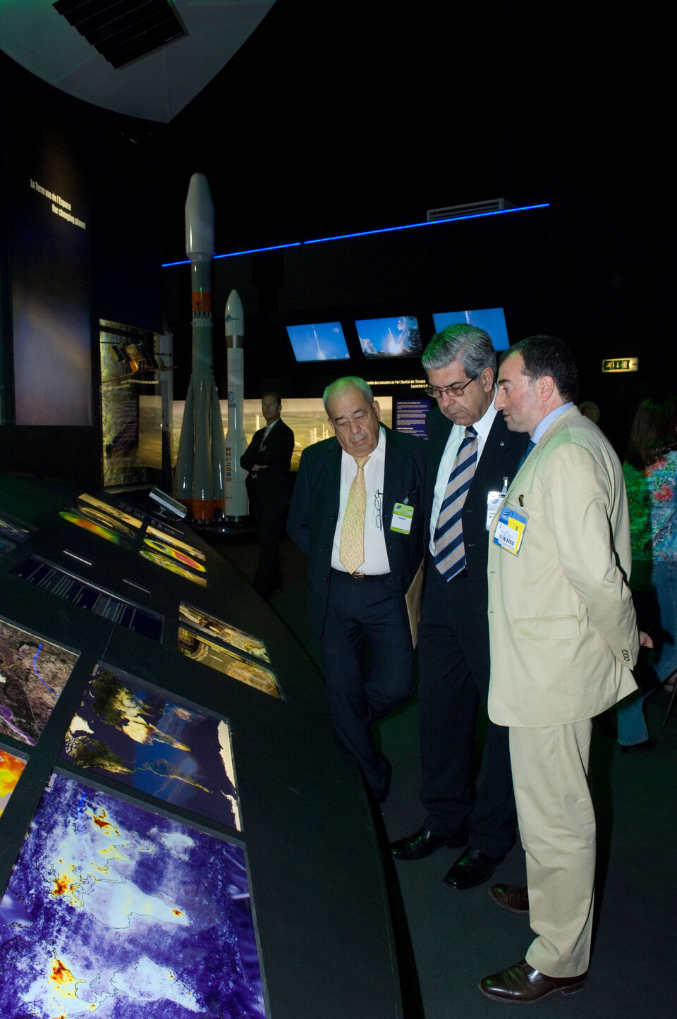 M. Sergio Gaudenzi et M. Giuseppe Morsillo visitent le pavillon de l’ESA