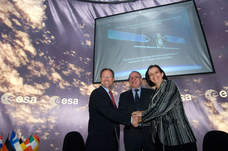 Mr Liebig, Mr Dordain and Ms Sourisse celebrate signing of procurement contract for Sentinel-1