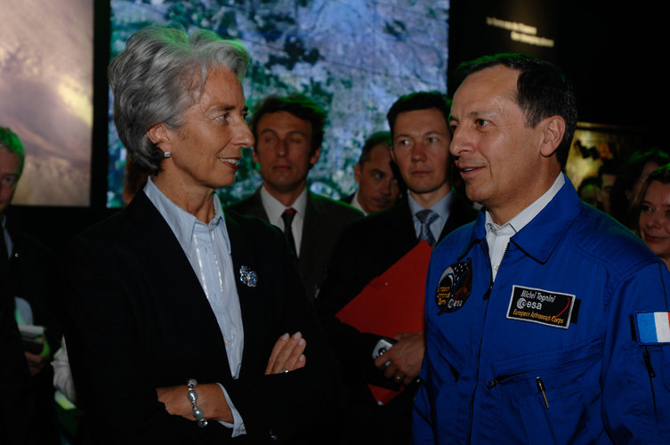 Mr Tognini, Head of the European Astronaut Centre, welcomes Mrs Lagarde, French Minister of Economy and Finance