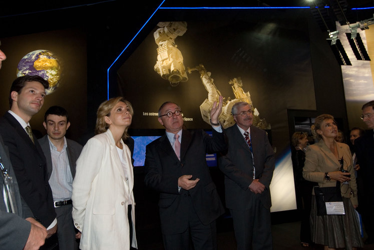 Mrs Pecresse, French Minister for Higher Education and Research visits the ESA pavilion with ESA DG Jean-Jacques Dordain