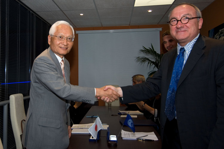 Signature of an agreement on Space Components between Mr Keiji Tachikawa and Mr Jean-Jacques Dordain