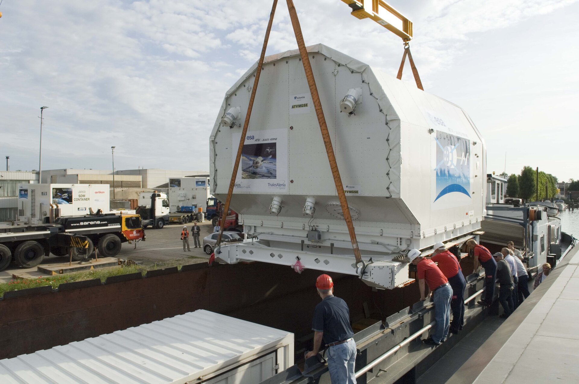 After arriving at Katwijk harbour, the spacecraft sections are loaded onto two canal barges