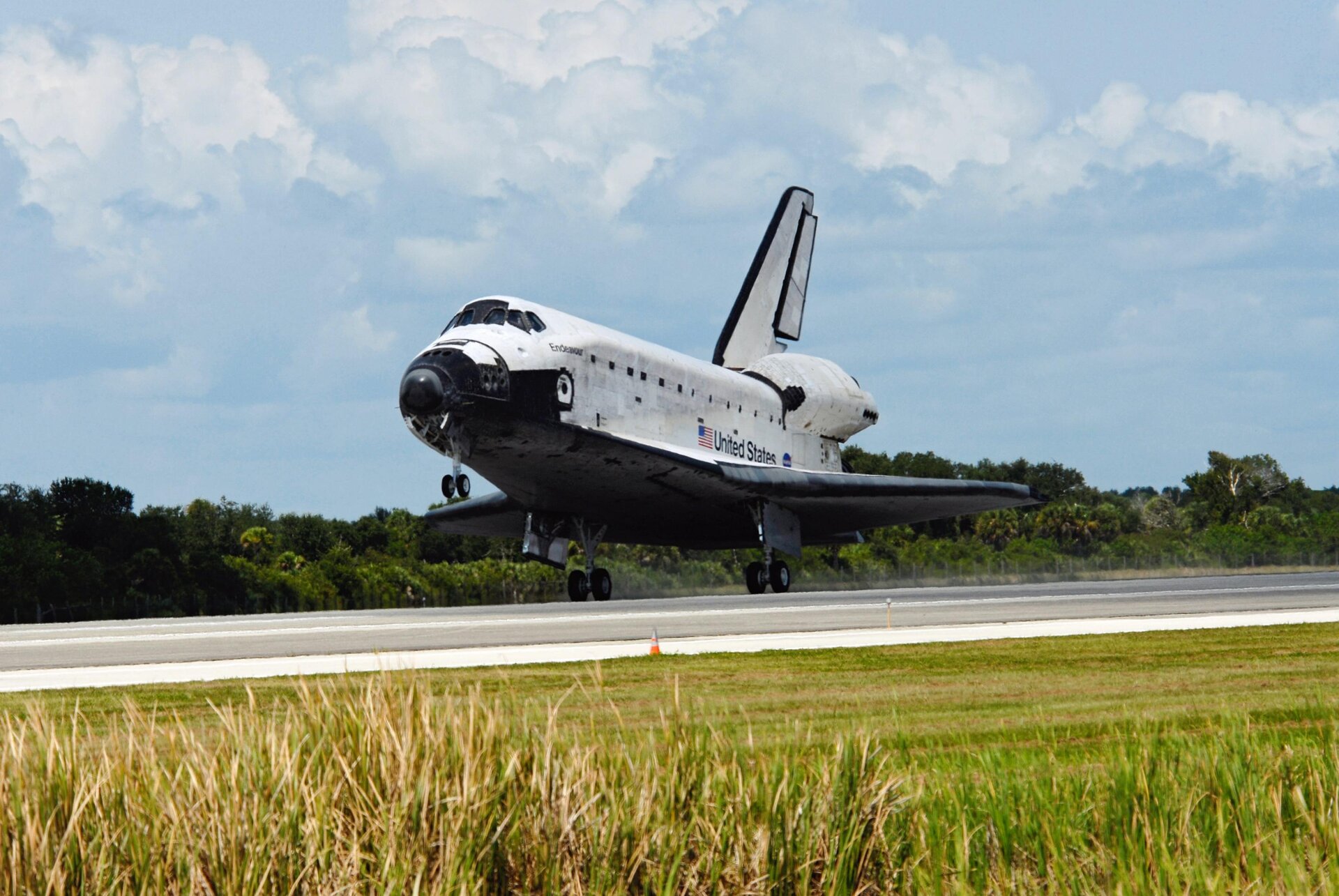 Endeavour successfully landed at KSC