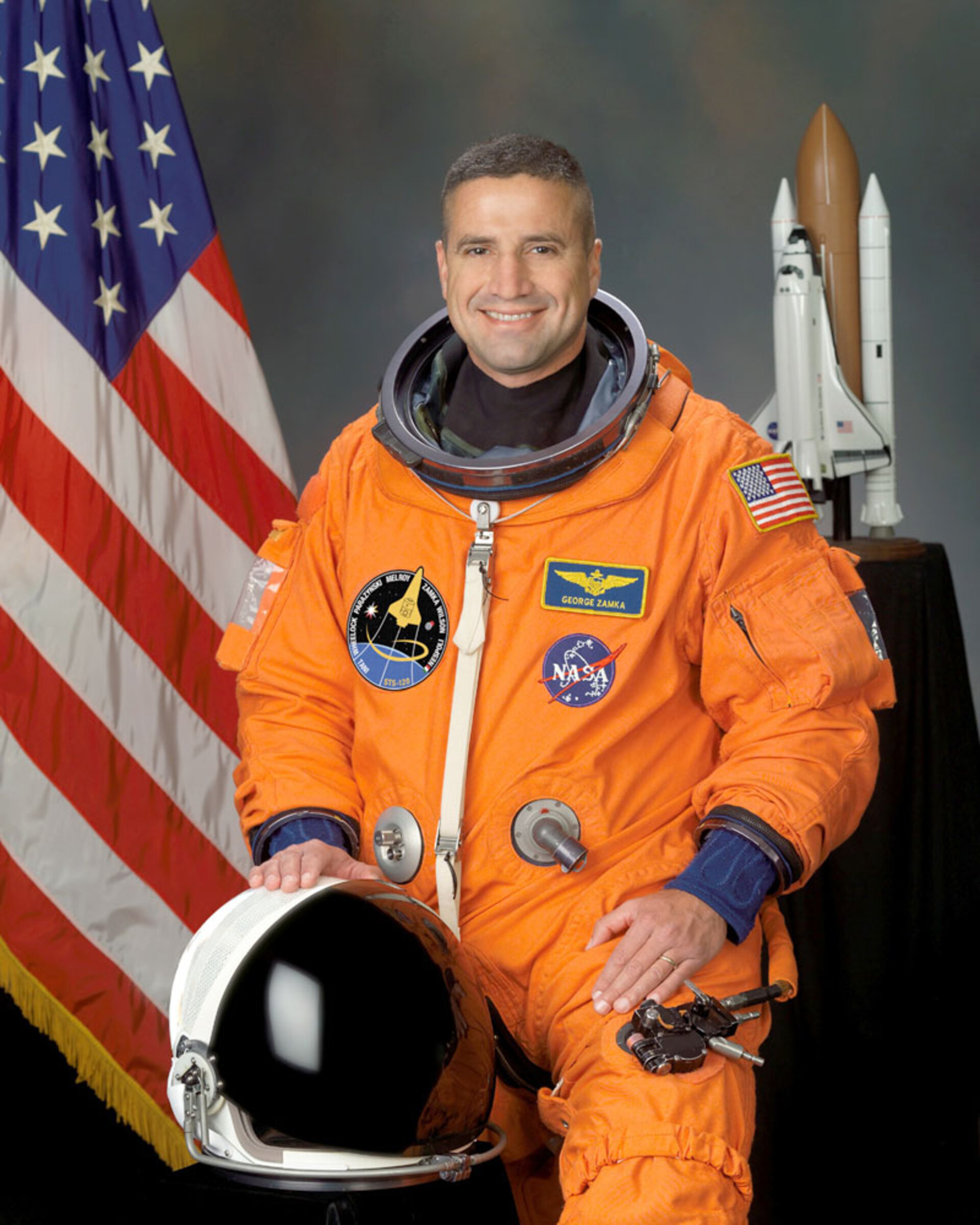 Известные люди и их профессии. Космонавт НАСА. Астронавты НАСА. Космонавт со шлемом в руках. Человек астронавт.