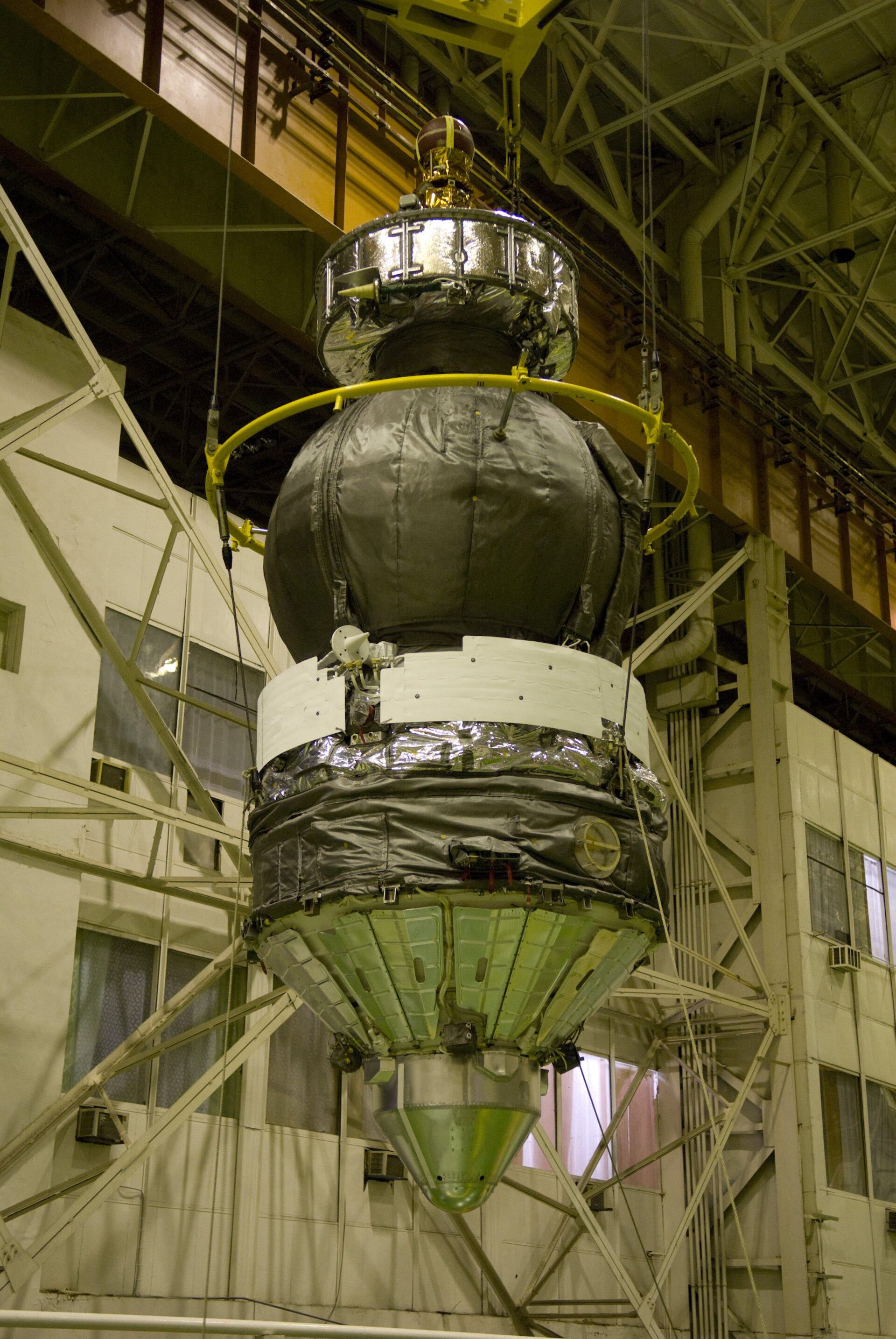 Foton-M3 is hoisted towards rocket fairing