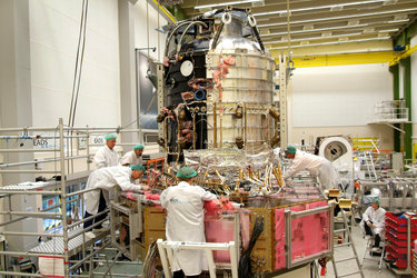 Herschel's cryostat and service module being mated