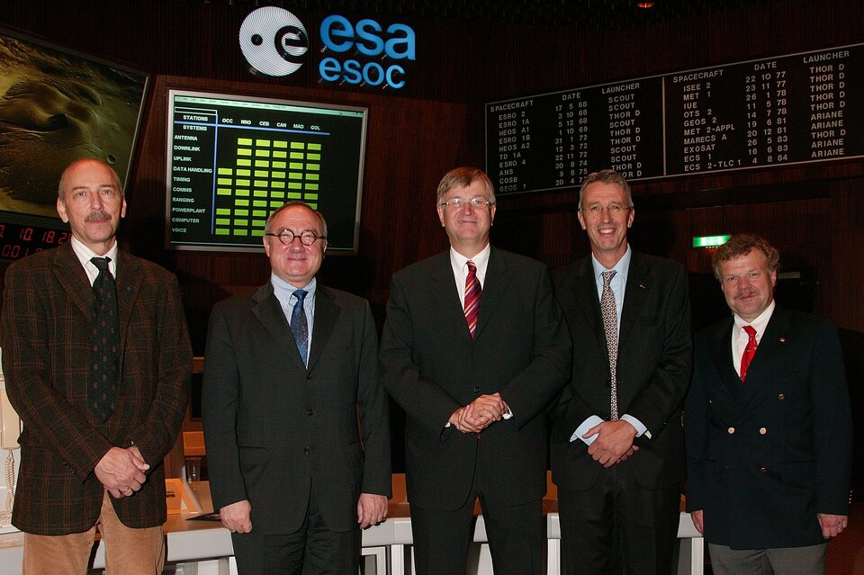 In ESOC's Main Control Room: M. Warhaut, J-J. Dordain, P. Hintze, G. Winters, R. Ewald