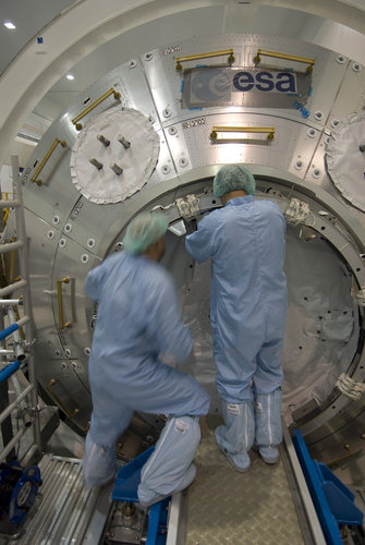 Columbus laboratory final hatch closure in NASA's Space Station Processing Facility