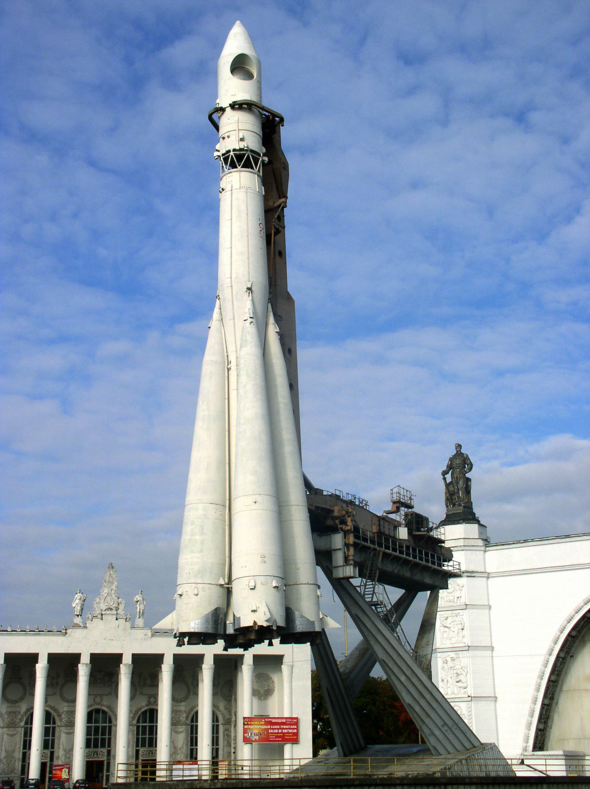 Den som vill se en raket som den som sände upp Sputnik-1 kan åka till det Allryska utställningscentret i Moskva