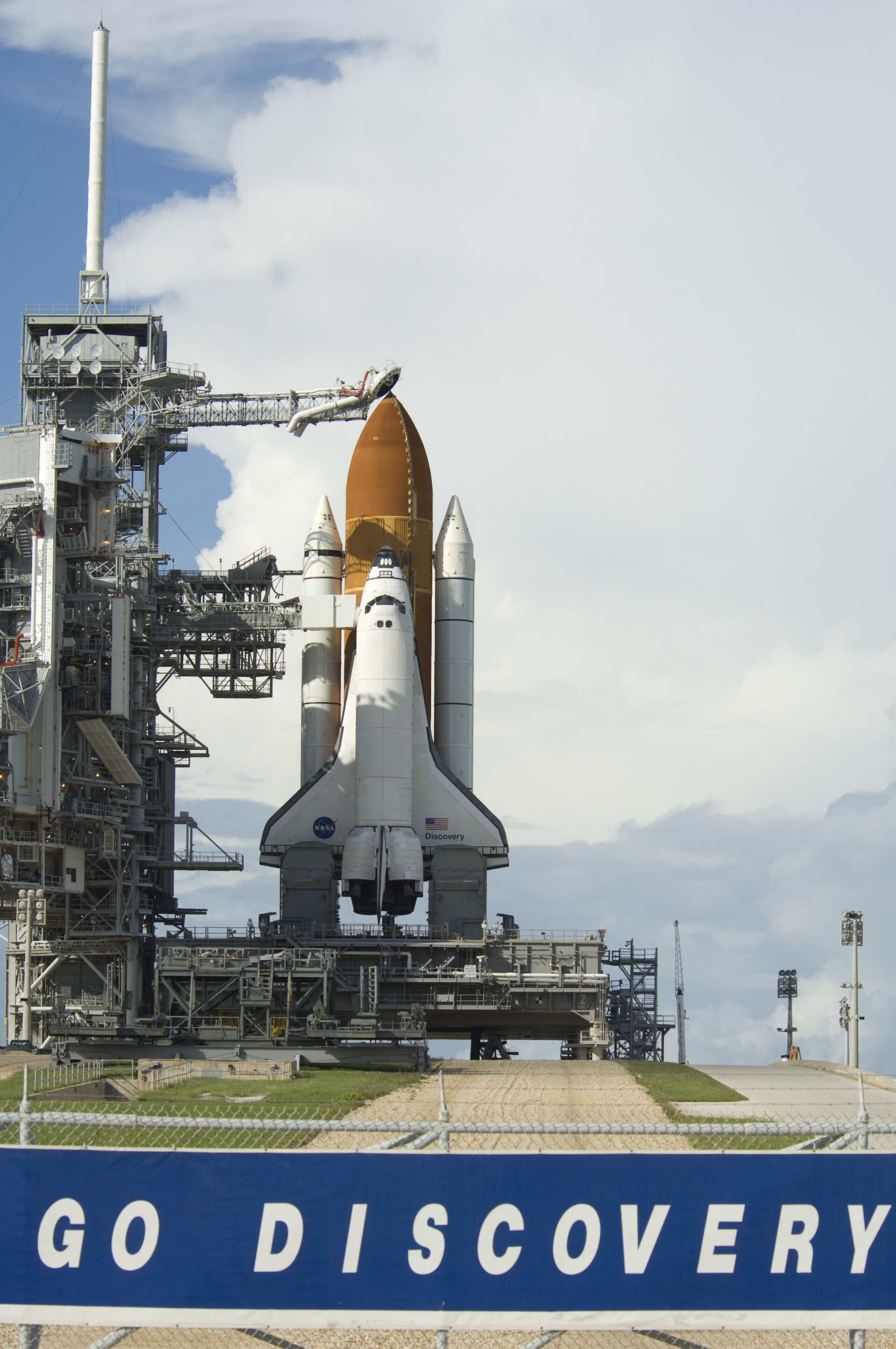 Lo Space Shuttle Discovery sulla rampa di lancio, pronto per la missione STS-120