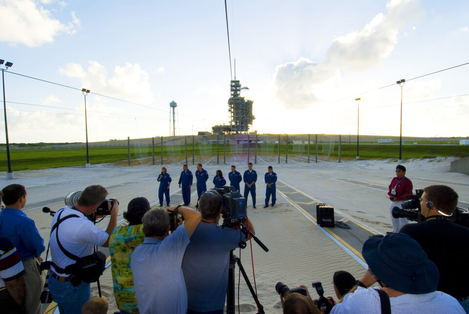 L’equipaggio del volo STS-120 risponde alle domande della stampa nel corso del Terminal Countdown Demonstration Test presso il Kennedy Space Center della NASA, Florida