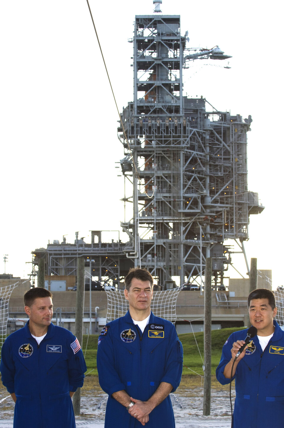 L’equipaggio del volo STS-120 incontra i rappresentanti della stampa durante il Terminal Countdown Demonstration Test al KSC