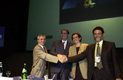 AlphaBus accord at ESA's pavilion, Paris Le Bourget Air Show