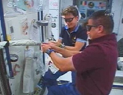 Astronauti a bordo della Stazione Spaziale Internazionale si stanno preparando per una passeggiata nello spazio