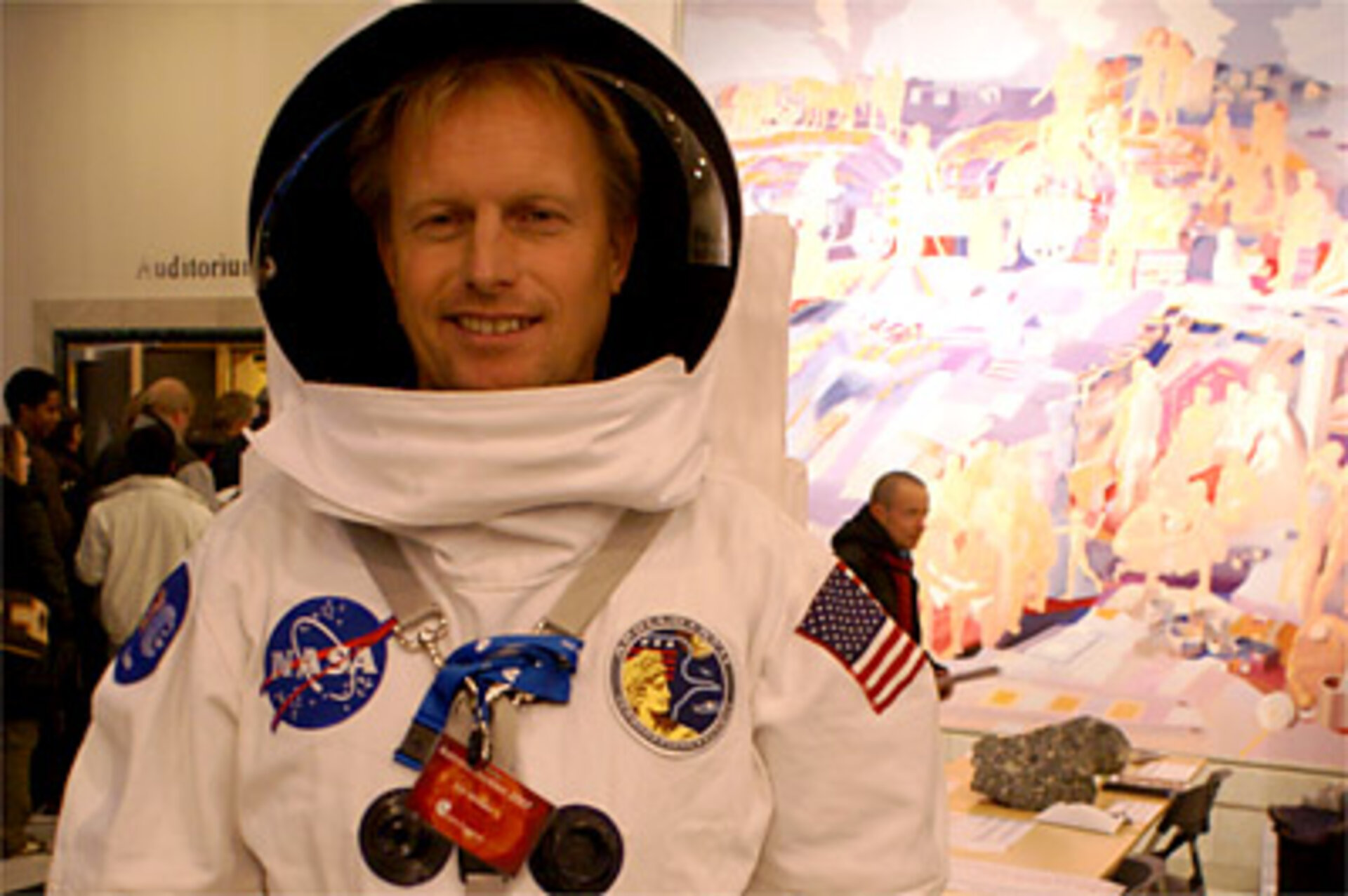 Denne blide "astronauten" var en av de mange som viste frem romfart og romforskning for publikum på Astrofestival 2007