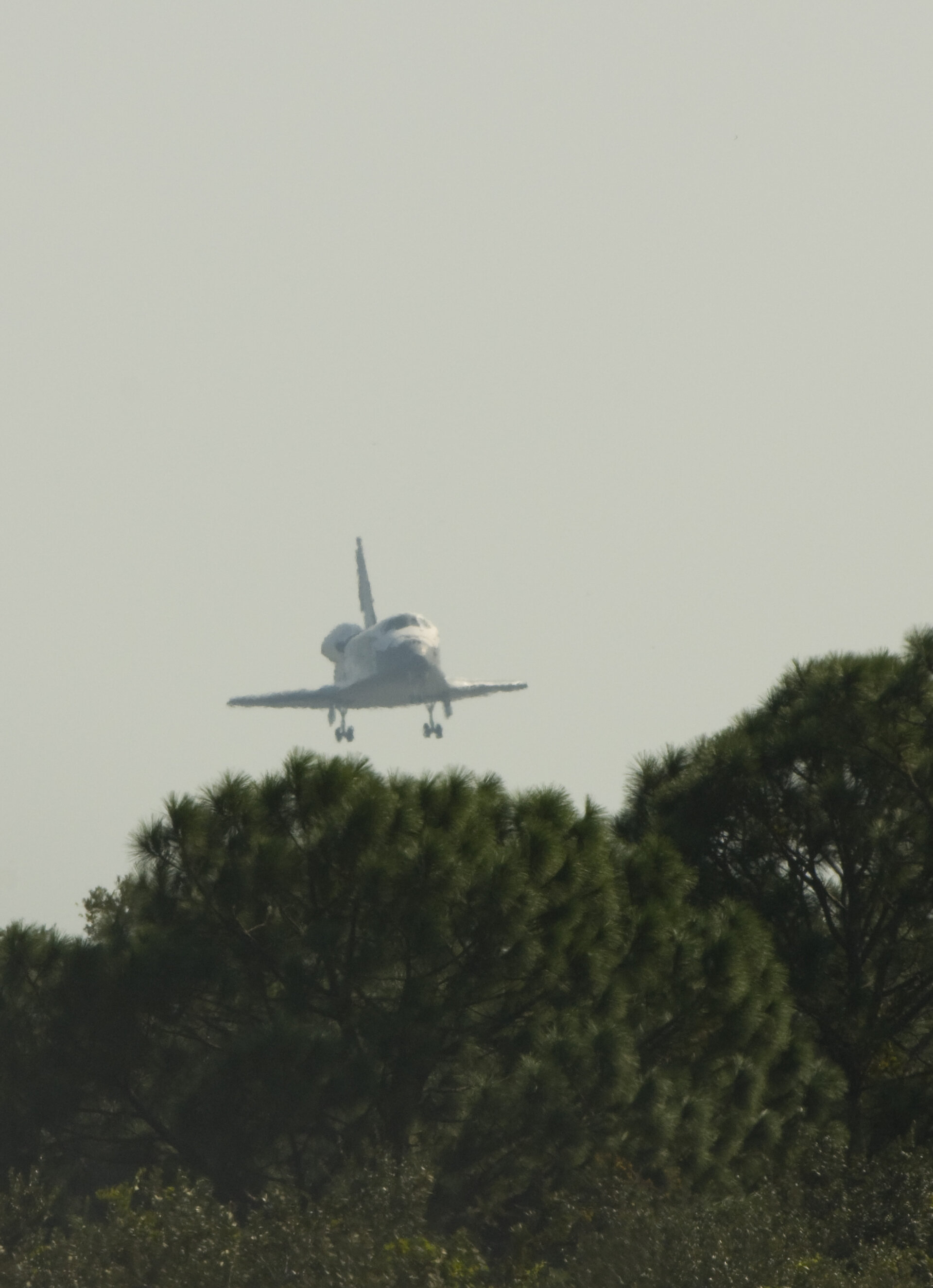 Space Shuttle Discovery lands at Kennedy Space Center, Florida, 7 November 2007.