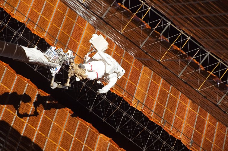 Spacewalk to repair the Station's torn solar array